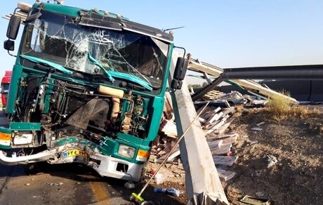 ۲۶ مصدوم در تصادف اتوبوس و تریلی در سلفچگان