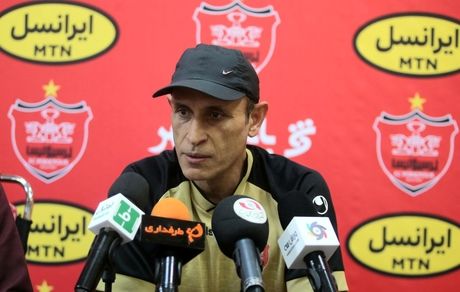 سرمربی پرسپولیس: پنالتی علیه ما اشتباه بود / چمن ورزشگاه مناسب نبود