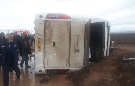 ۲۶ مصدوم در واژگونی اتوبوس در جاده سبزوار