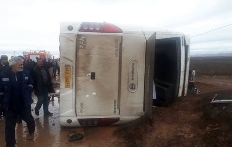 ۲۶ مصدوم در واژگونی اتوبوس در جاده سبزوار