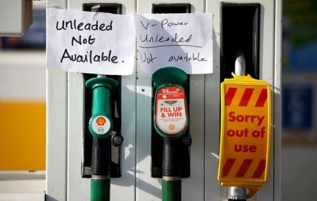 صف طولانی بنزین و سهمیه بندی سوخت در انگلیس