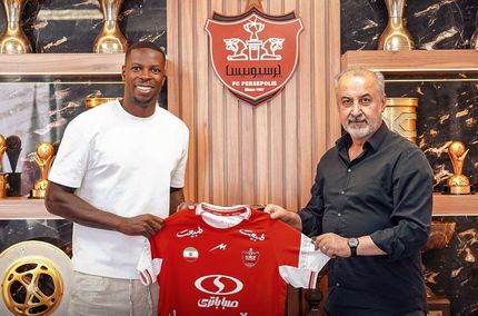 مهاجم آنگولایی تیم فوتبال پرسپولیس قراردادش را امضا کرد