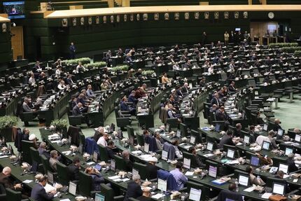 حمایت نمایندگان مجلس از سومین رهبر جمهوری اسلامی ایران