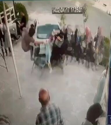 تصادف وحشتناک پژو ۲۰۶ با عابران پیاده در شهر صدرا شیراز / ۱۰ نفر مصدوم شدند + ویدئو