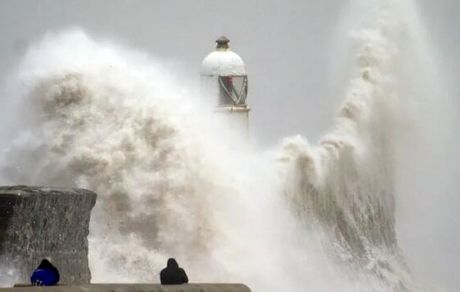 جان باختن دو نفر در انگلیس به دلیل طوفان