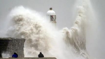 جان باختن دو نفر در انگلیس به دلیل طوفان