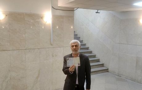 ثبت نام نماینده سابق سمیرم در مجلس برای انتخابات ریاست جمهوری
