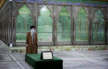 رهبر انقلاب در مرقد بنیان‌گذار انقلاب اسلامی حضور یافت