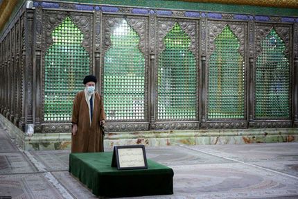 رهبر انقلاب در مرقد بنیان‌گذار انقلاب اسلامی حضور یافت