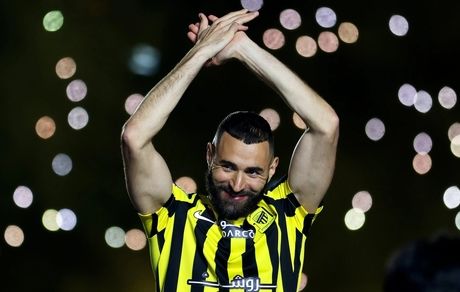 استقبال بی‌سابقه هواداران الاتحاد از کریم بنزما + ویدئو