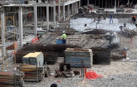 به جای سازندگان مسکن، وام را به واردکننگان کالاهای چینی می‌دهند