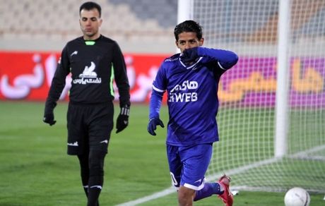 ادامه هفته دهم لیگ برتر فوتبال / استقلال همچنان صدرنشین