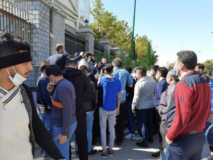 تجمع دوباره هواداران استقلال مقابل مجلس