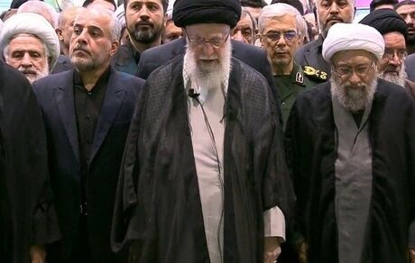 رهبر معظم انقلاب بر پیکر رئیس‌جمهور و همراهانش نماز اقامه کردند