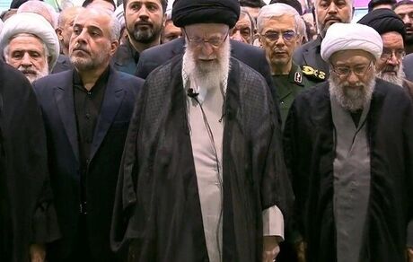 رهبر معظم انقلاب بر پیکر رئیس‌جمهور و همراهانش نماز اقامه کردند