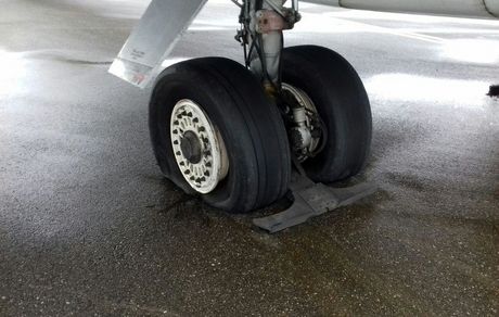 لاستیک پرواز تهران-زاهدان روی باند فرودگاه زاهدان ترکید