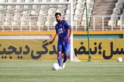 تراکتور، مدافع استقلال را خرید