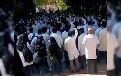 خبرگزاری فارس: ۳۰۰ دانشجوی دانشکده‌های علوم پزشکی شیراز تجمع کردند و کسی دستگیر نشد