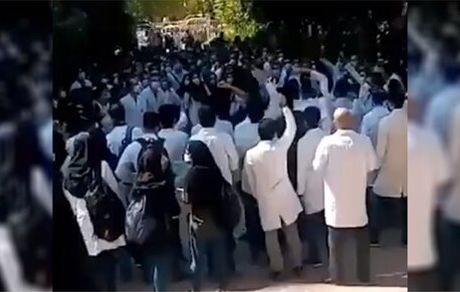 خبرگزاری فارس: ۳۰۰ دانشجوی دانشکده‌های علوم پزشکی شیراز تجمع کردند و کسی دستگیر نشد