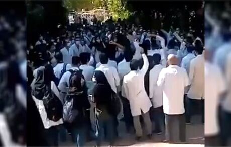 خبرگزاری فارس: ۳۰۰ دانشجوی دانشکده‌های علوم پزشکی شیراز تجمع کردند و کسی دستگیر نشد