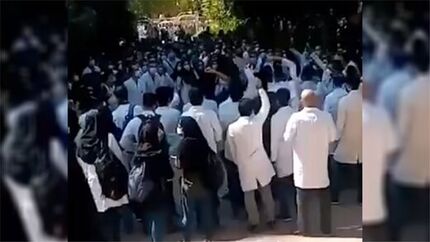 خبرگزاری فارس: ۳۰۰ دانشجوی دانشکده‌های علوم پزشکی شیراز تجمع کردند و کسی دستگیر نشد