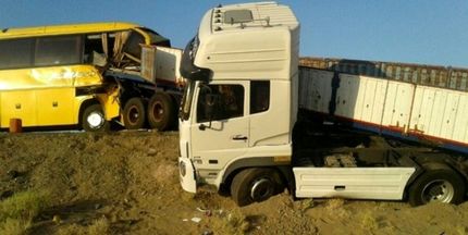 یک تصادف دیگر با طعم واژگونی اتوبوس‌ها / برخورد اتوبوس و کامیون با ۱۸ مصدوم