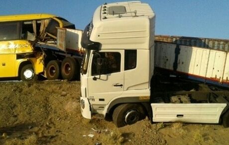 یک تصادف دیگر با طعم واژگونی اتوبوس‌ها / برخورد اتوبوس و کامیون با ۱۸ مصدوم
