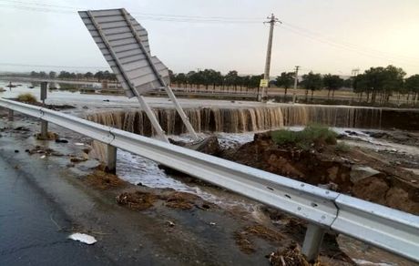 سیل دو محور در کرمان و اصفهان را مسدود کرد