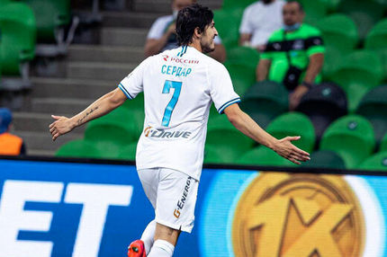 سردار آزمون با آمبولانس از زمین بیرون رفت/ عکس