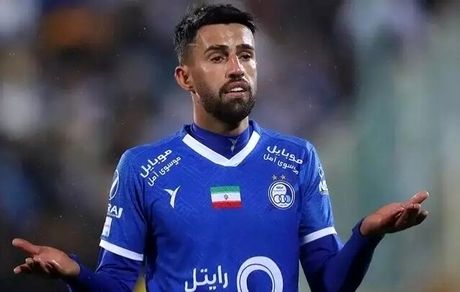 بازیکن استقلال به بازی با چادرملو می‌رسد