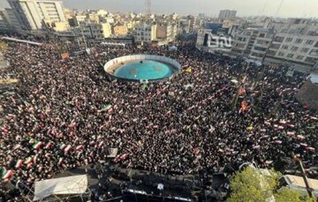 بیعت مردم در شهرهای مختلف کشور با رهبر سوم انقلاب اسلامی