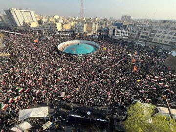 بیعت مردم در شهرهای مختلف کشور با رهبر سوم انقلاب اسلامی