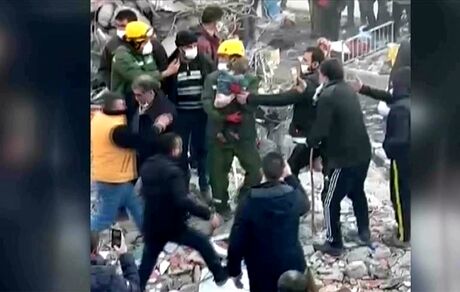 نجات‌های معجزه‌آسای زلزله‌زدگان ترکیه ادامه دارد