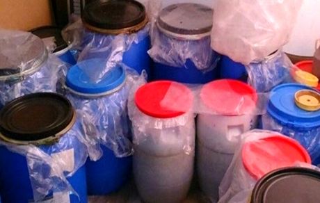 کشف بزرگترین شبکه توزیع مشروبات الکلی در خوزستان/ کشف ۹۷ هزار لیتر مشروبات الکلی