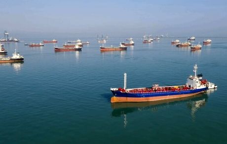 دست‌کم ۱۵۰ نفتکش در آب‌های خلیج فارس در خارج از تنگه هرمز لنگر انداخته‌اند