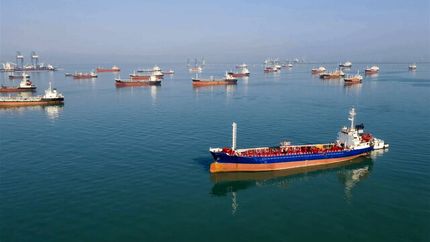 دست‌کم ۱۵۰ نفتکش در آب‌های خلیج فارس در خارج از تنگه هرمز لنگر انداخته‌اند