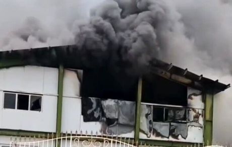 آتش سوزی مهیب در انبار نگهداری ۳۰ تن خرما + ویدئو