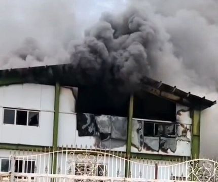 آتش سوزی مهیب در انبار نگهداری ۳۰ تن خرما + ویدئو