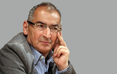 مخالفت صادق زیباکلام با رئیس جمهور شدن یک فرد نظامی/ مگر عصای موسی دارد که معجزه کند؟