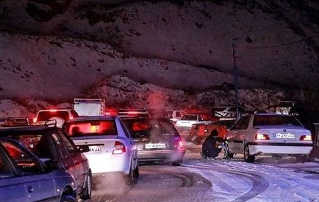 برف، جاده چالوس و آزادراه تهران شمال را بست