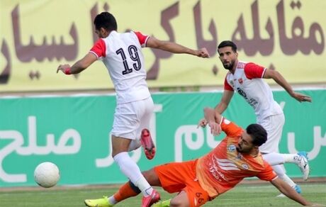  نصرتی: پرسپولیس نیاز به مهاجم شش‌دانگ دارد 