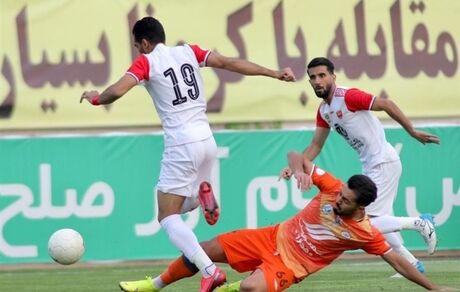  نصرتی: پرسپولیس نیاز به مهاجم شش‌دانگ دارد 