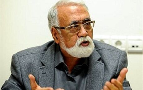 یک تهیه‌کننده سینما روی آنتن زنده تلویزیون بیان کرد: مخالفان «خانه پدری» دنبال فیلم‌های بی‌بو و خیاروار هستند