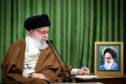رهبر معظم انقلاب:  تهاجم سنگین ارتش آمریکا و زائده‌ی ننگین آن در این منطقه، مغلوب ابتکار و شجاعت و فداکاری جوانان ایران اسلامی شد