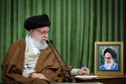 رهبر معظم انقلاب:  تهاجم سنگین ارتش آمریکا و زائده‌ی ننگین آن در این منطقه، مغلوب ابتکار و شجاعت و فداکاری جوانان ایران اسلامی شد