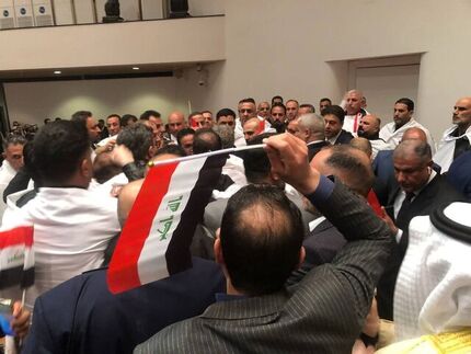 درگیری در جلسه پارلمان عراق/ رییس جلسه به بیمارستان منتقل شد