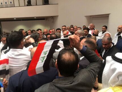 درگیری در جلسه پارلمان عراق/ رییس جلسه به بیمارستان منتقل شد