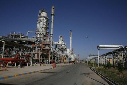 انتشار دود سیاه در آسمان آبادان / دلیل: نقص فنی در پالایشگاه