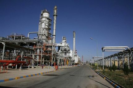 انتشار دود سیاه در آسمان آبادان / دلیل: نقص فنی در پالایشگاه
