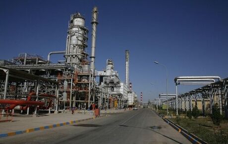 انتشار دود سیاه در آسمان آبادان / دلیل: نقص فنی در پالایشگاه